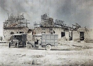 To ambulansebiler foran en bygning som har blitt ødelagt av artilleriild, Belgia, 17. september 1917 (autokrom) av Paul Castelnau
